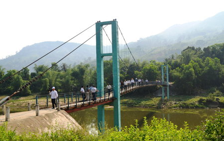 Xây cầu treo dân sinh Phải đảm bảo an toàn và hiệu quả